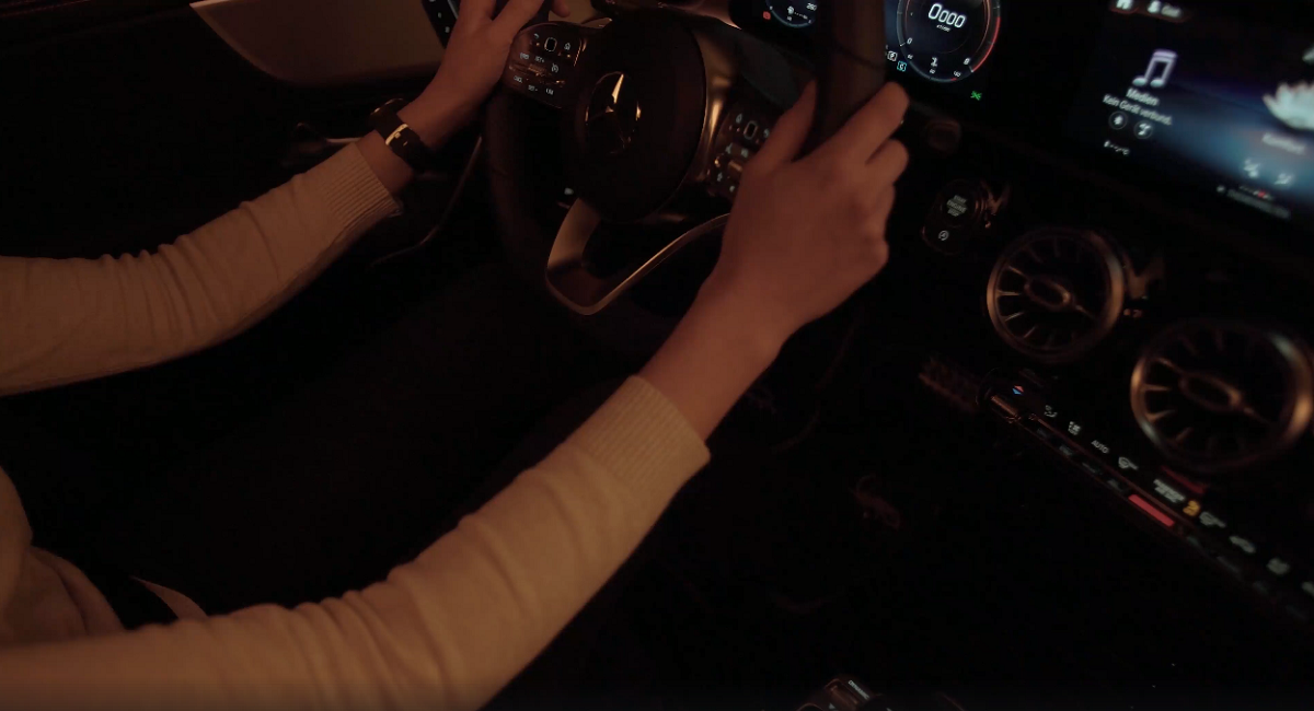 Nuova Mercedes CLA teaser luce cortesia