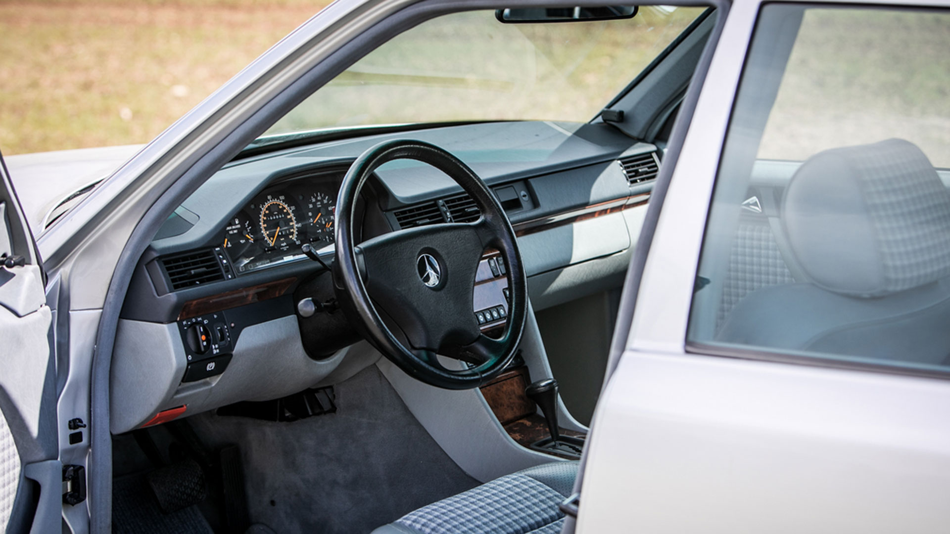 Mercedes 500E Rowan Atkinson asta