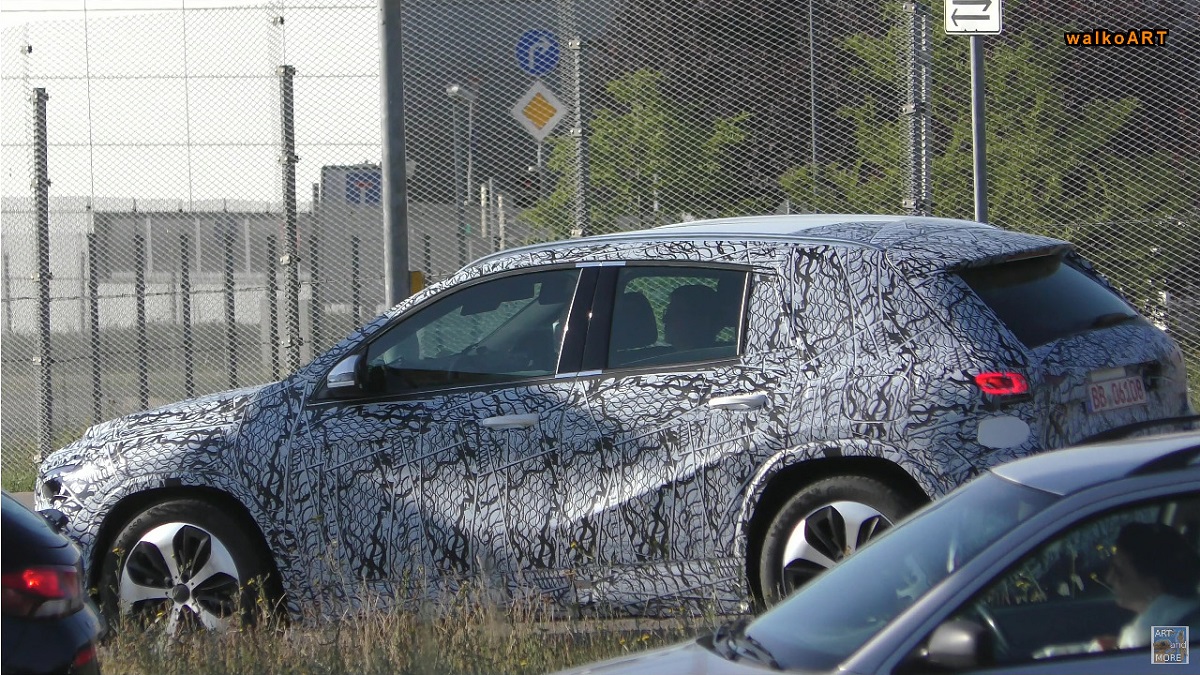 Nuovo Mercedes GLA posteriore foto spia