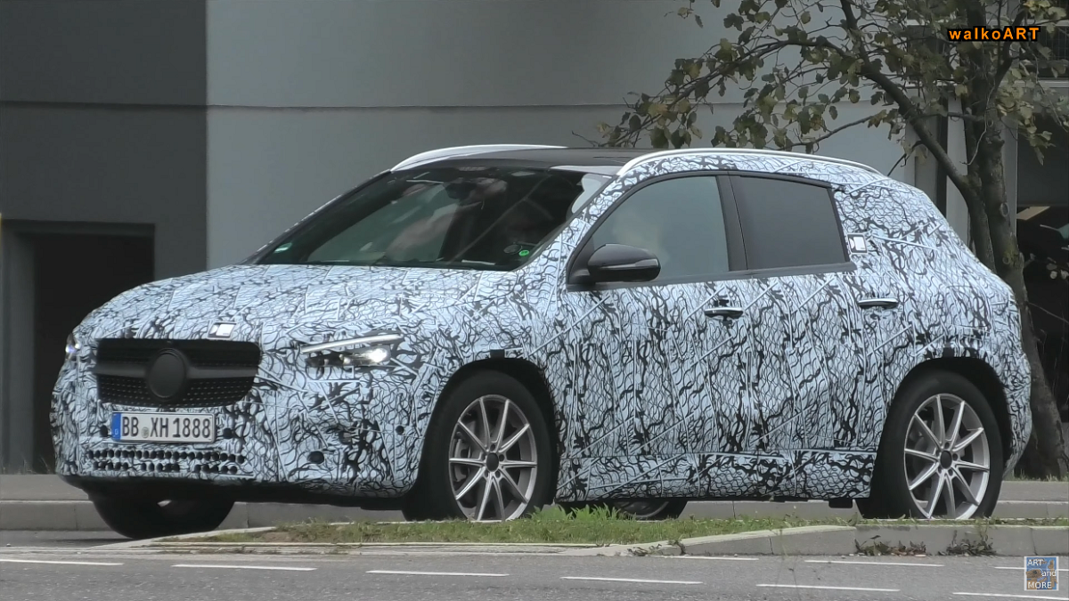 Nuovo Mercedes GLA foto spia