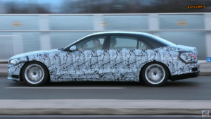 Mercedes Classe S 2021 poco camuffamento foto spia