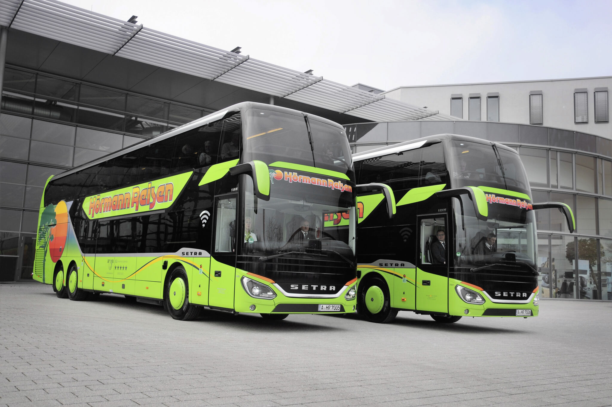 Setra S 531 DT entra a far parte della flotta di due famose aziende ...