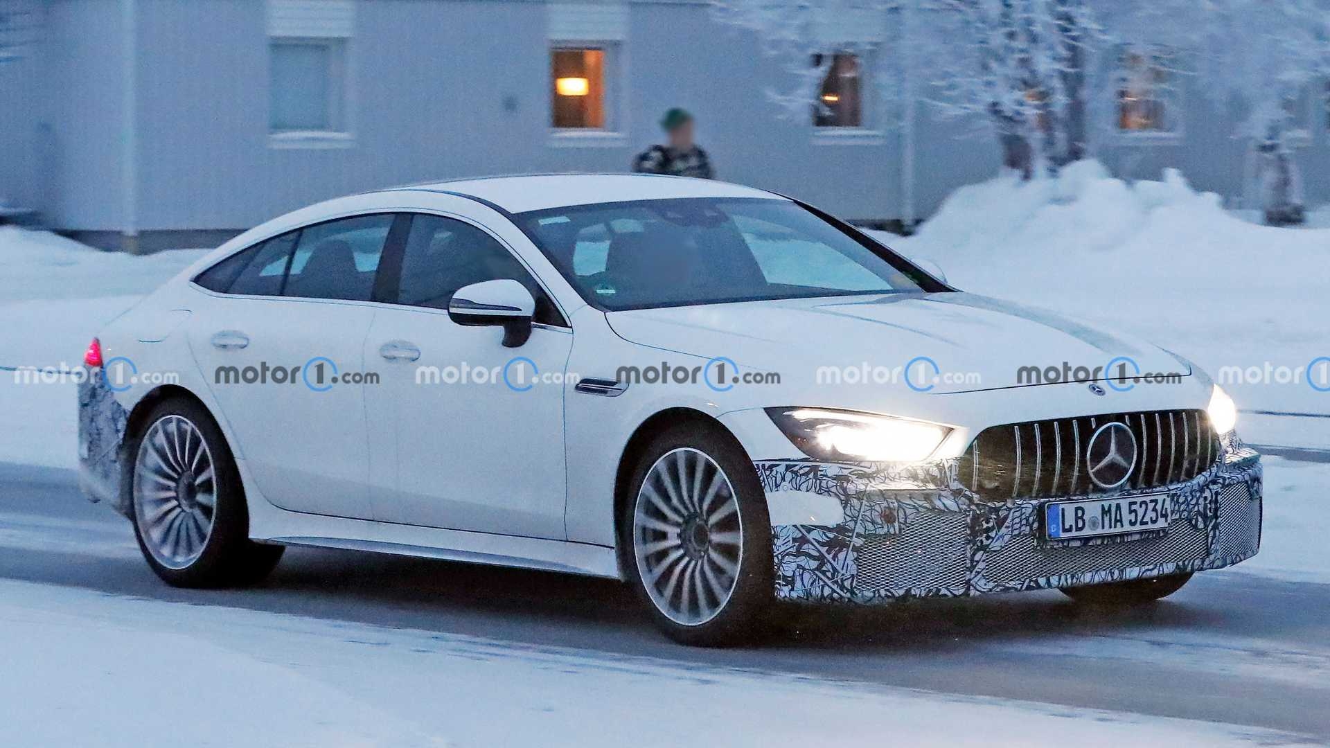 Mercedes-AMG GT 73 e foto spia neve