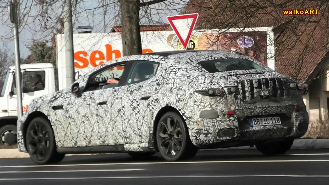 Mercedes EQE prototipo sospensioni sollevate