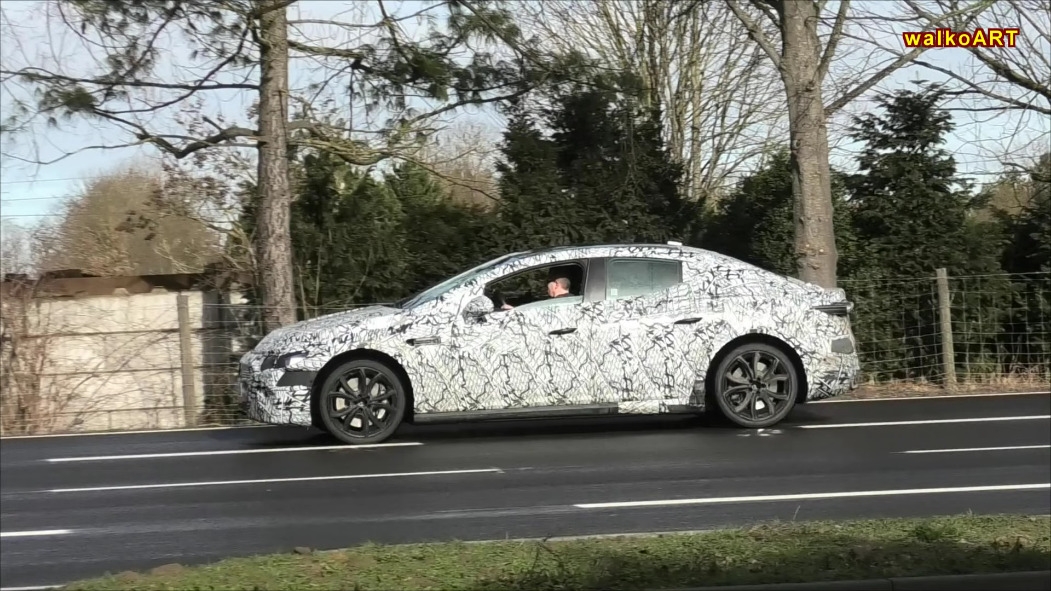 Mercedes EQE prototipo sospensioni sollevate