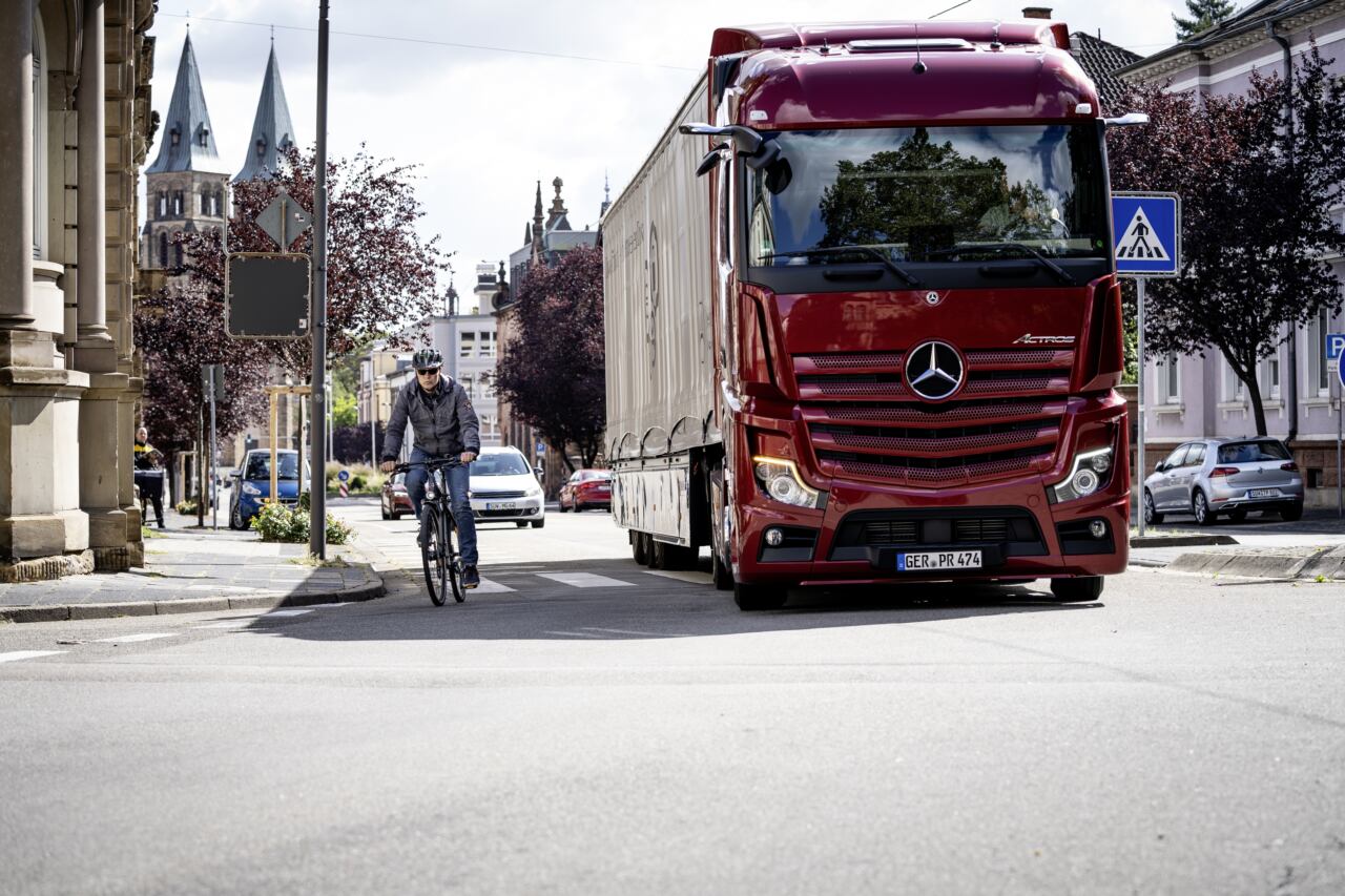 Mercedes-Benz Trucks Sideguard Assist