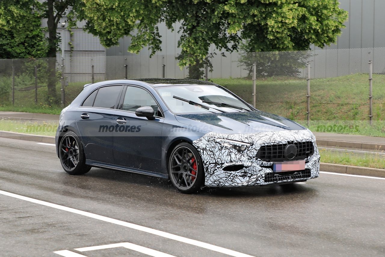 Mercedes-AMG A 45 restyling foto spia