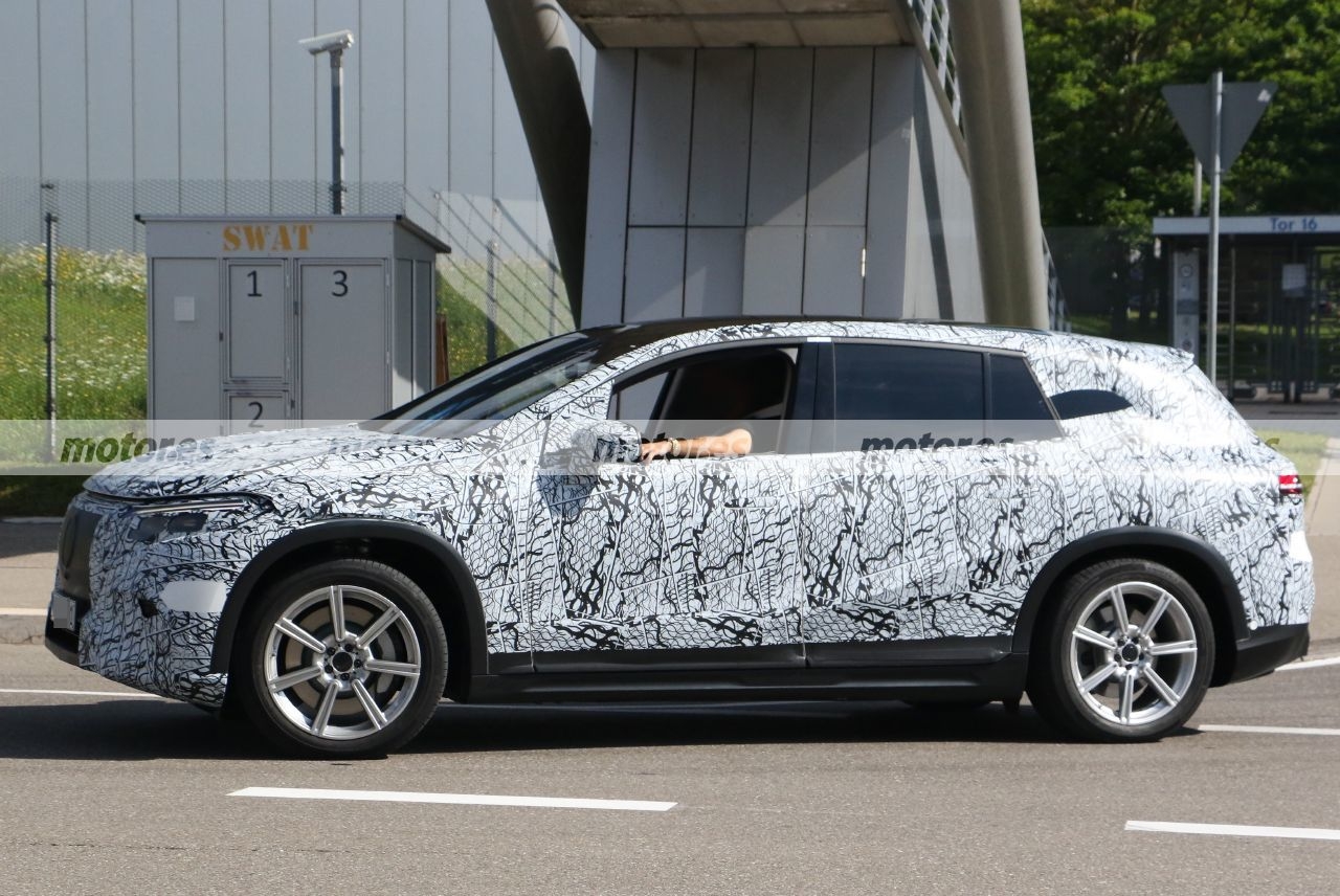 Nuovo Mercedes EQS SUV foto spia